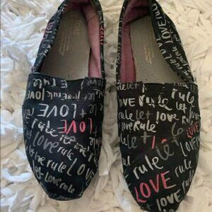 EUC Toms Women's Black Let Love Rule Text Slip On Shoes Size 7